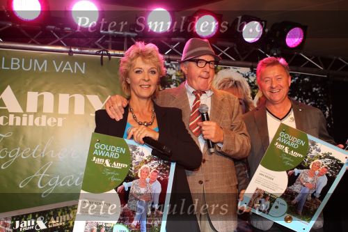 Volendam, 8 September 2010
Uitreiking nieuwe CD van Jan Keizer & Anny Schilder
Jan Keizer en Anny Schilder samen met Mijnheer Wijdbeens ( Andre van Duin )
Foto Peter Smulders BV