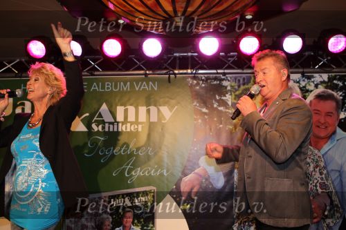 Volendam, 8 September 2010
Uitreiking nieuwe CD van Jan Keizer & Anny Schilder
Jan Keizer en Anny Schilder samen met Mijnheer Wijdbeens ( Andre van Duin )
Foto Peter Smulders BV