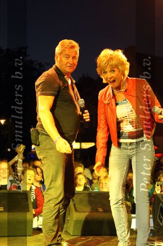 Sneek, 9 Augustus 2010
Jan Keizer en Anny Schilder tijdens een optreden in de \