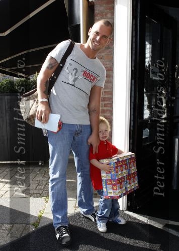 Nieuwegein 4 september 2010
4e verjaardag van Jessey Sneijder bij Will\'s restaurant. Wesley Sneijder en Yolanthe Sneijder Cabau waren natuurlijk aanwezig. Jeffrey met zoontje
Peter Smulders bv