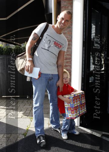 Nieuwegein 4 september 2010
4e verjaardag van Jessey Sneijder bij Will\'s restaurant. Wesley Sneijder en Yolanthe Sneijder Cabau waren natuurlijk aanwezig. Jeffrey met zoontje
Peter Smulders bv