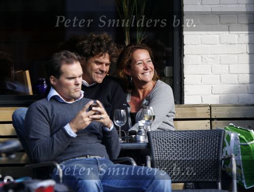 Amsterdam 18 september 2010
Ex Jack Spijkerman Jennemiek met nieuwe vriend op terras.
Peter Smulders bv