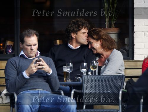 Amsterdam 18 september 2010
Ex Jack Spijkerman Jennemiek met nieuwe vriend op terras.
Peter Smulders bv