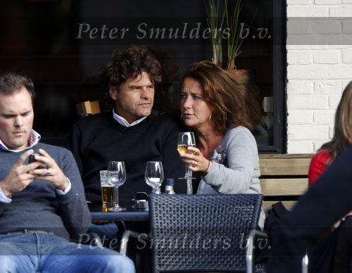 Amsterdam 18 september 2010
Ex Jack Spijkerman Jennemiek met nieuwe vriend op terras.
Peter Smulders bv