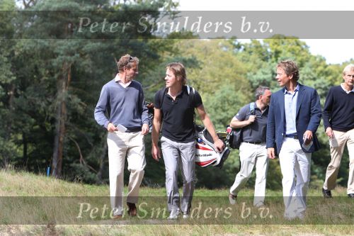 Hilversum, 4 September 2010
KLM Open Charity-Challenge brengt voor WNF met veel BN-ers op de Hilversumsche Golfclub
Jeroen Rietbergen in gesprek met Journalist Gerard Louter en Martijn v d Meulen
Foto Peter Smulders BV