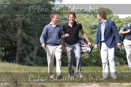 Hilversum, 4 September 2010
KLM Open Charity-Challenge brengt voor WNF met veel BN-ers op de Hilversumsche Golfclub
Jeroen Rietbergen in gesprek met Journalist Gerard Louter en Martijn v d Meulen
Foto Peter Smulders BV