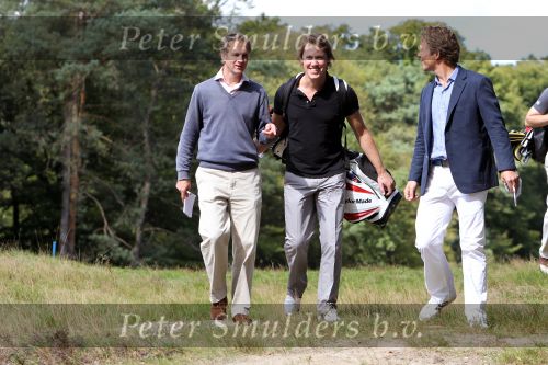 Hilversum, 4 September 2010
KLM Open Charity-Challenge brengt voor WNF met veel BN-ers op de Hilversumsche Golfclub
Jeroen Rietbergen in gesprek met Journalist Gerard Louter en Martijn v d Meulen
Foto Peter Smulders BV