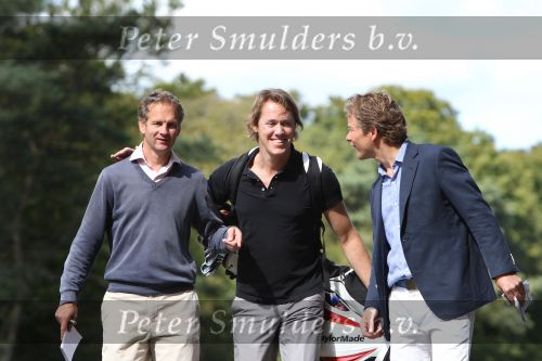 Hilversum, 4 September 2010
KLM Open Charity-Challenge brengt voor WNF met veel BN-ers op de Hilversumsche Golfclub
Jeroen Rietbergen in gesprek met Journalist Gerard Louter en Martijn v d Meulen
Foto Peter Smulders BV