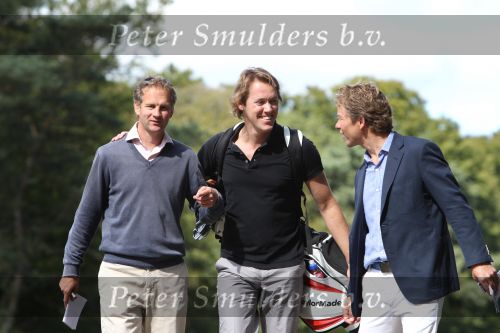Hilversum, 4 September 2010
KLM Open Charity-Challenge brengt voor WNF met veel BN-ers op de Hilversumsche Golfclub
Jeroen Rietbergen in gesprek met Journalist Gerard Louter en Martijn v d Meulen
Foto Peter Smulders BV