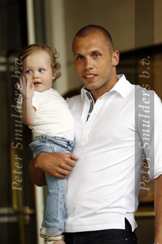 Amsterdam 5 juni 2010
Het Nederlands elftal vertrekt vanaf het hilton naar Schiphol voor de WK voetbal in Zuid Afrika. De vrouwen zwaaien ze uit. John Heitinga met dochter Jezebel
Peter Smulders bv