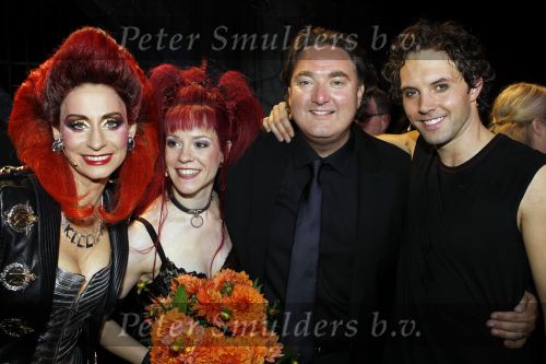 Utrecht 3 september 2010
Premiere We will rock you in het beatrix theater. De cast met oa John Vooijs Pia Douwes Marjolein Teepen Charly Luske Floortje  en Erwin v Lambaart
Peter Smulders bv