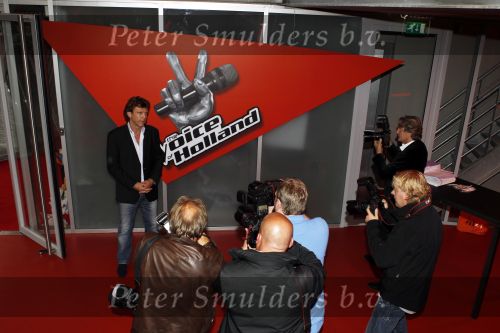 Hilversum 14 september 2010
Presentatie de voice of Holland met Martijn Krabbe Nick en Simon Jeroen v d Boom Angela Groothuizen en Roel v Velsen. Het is een programma idee van John de Mol.
Peter Smulders bv