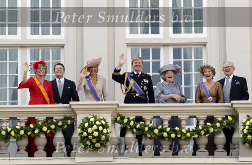 Den Haag 21 september 2010
Prinsjesdag 2010 op het binnenhof en bij paleis Noordeinde. Koningin Beatrix Prins Willem Alexander Prinses Maxima Prins Constantijn Prinses Laurentien Pieter v Vollenhoven en Prinses Margriet. Ballon met boodschap
Peter Smulders bv
