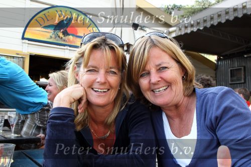 Terschelling, 2 Augustus 2010
Laura Westerweel (rechts op de foto ) en Reina Eysvogel (links op de foto ).  tel.no. voor de zekerheid : 06-53613691. (Laura).
lauraï¿½huysermoller.nl
reina.eysvogelï¿½quicknet.nl
Foto Peter Smulders BV
