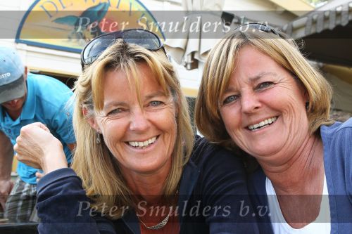 Terschelling, 2 Augustus 2010
Laura Westerweel (rechts op de foto ) en Reina Eysvogel (links op de foto ).  tel.no. voor de zekerheid : 06-53613691. (Laura).
lauraï¿½huysermoller.nl
reina.eysvogelï¿½quicknet.nl
Foto Peter Smulders BV