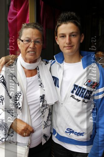 Amsterdam 1 augustus 2010
Premiere Crazy Shopping in carre. Lenie Bambergen met kleinzoon
Peter Smulders bv