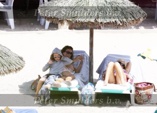 Ibiza 26 juli 2010
Marco Borsato, Leontine Borsato, Mary Borsato Luca Jada en Senna Borsato op vakantie op ibiza. Marco heeft daar een zodiac boot liggen waar hij veel mee gaat varen.
Peter Smulders bv