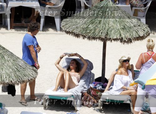 Ibiza 26 juli 2010
Marco Borsato, Leontine Borsato, Mary Borsato Luca Jada en Senna Borsato op vakantie op ibiza. Marco heeft daar een zodiac boot liggen waar hij veel mee gaat varen.
Peter Smulders bv