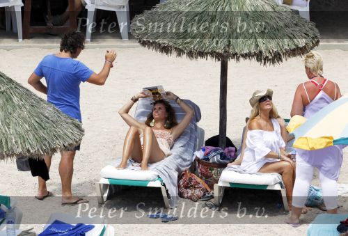 Ibiza 26 juli 2010
Marco Borsato, Leontine Borsato, Mary Borsato Luca Jada en Senna Borsato op vakantie op ibiza. Marco heeft daar een zodiac boot liggen waar hij veel mee gaat varen.
Peter Smulders bv