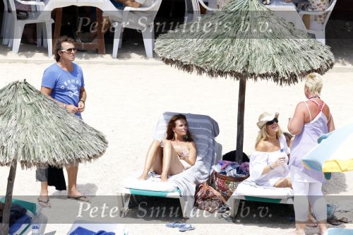 Ibiza 26 juli 2010
Marco Leontien Mary Luca Jada en Senna Borsato op vakantie op ibiza. Marco heeft daar een zodiac boot liggen waar hij veel mee gaat varen.
Peter Smulders bv