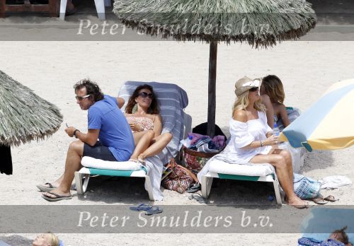 Ibiza 26 juli 2010
Marco Leontien Mary Luca Jada en Senna Borsato op vakantie op ibiza. Marco heeft daar een zodiac boot liggen waar hij veel mee gaat varen.
Peter Smulders bv