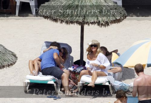 Ibiza 26 juli 2010
Marco Leontien Mary Luca Jada en Senna Borsato op vakantie op ibiza. Marco heeft daar een zodiac boot liggen waar hij veel mee gaat varen.
Peter Smulders bv