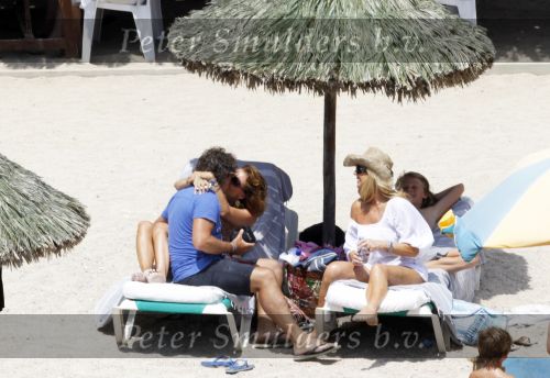 Ibiza 26 juli 2010
Marco Leontien Mary Luca Jada en Senna Borsato op vakantie op ibiza. Marco heeft daar een zodiac boot liggen waar hij veel mee gaat varen.
Peter Smulders bv