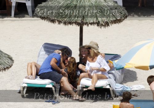 Ibiza 26 juli 2010
Marco Leontien Mary Luca Jada en Senna Borsato op vakantie op ibiza. Marco heeft daar een zodiac boot liggen waar hij veel mee gaat varen.
Peter Smulders bv