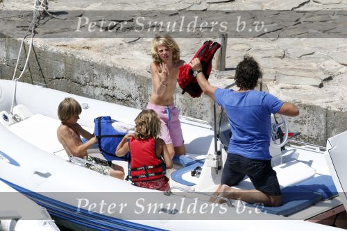 Ibiza 26 juli 2010
Marco Leontien Mary Luca Jada en Senna Borsato op vakantie op ibiza. Marco heeft daar een zodiac boot liggen waar hij veel mee gaat varen.
Peter Smulders bv