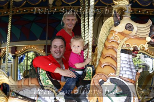 Parijs 31 augustus 2010
Frans Bauer met Mariska en zijn zoon Vhristiaan Frans Jan en Lucas in disneyland. Ook de moeder van Mariska en haar man zijn erbij.
Peter Smulders bv