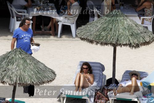 Ibiza 26 juli 2010
Marco Leontien Mary Luca Jada en Senna Borsato op vakantie op ibiza. Marco heeft daar een zodiac boot liggen waar hij veel mee gaat varen.
Peter Smulders bv