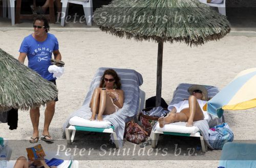 Ibiza 26 juli 2010
Marco Leontien Mary Luca Jada en Senna Borsato op vakantie op ibiza. Marco heeft daar een zodiac boot liggen waar hij veel mee gaat varen.
Peter Smulders bv