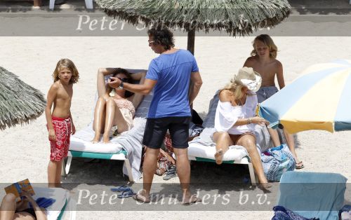Ibiza 26 juli 2010
Marco Leontien Mary Luca Jada en Senna Borsato op vakantie op ibiza. Marco heeft daar een zodiac boot liggen waar hij veel mee gaat varen.
Peter Smulders bv