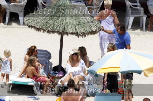 Ibiza 26 juli 2010
Marco Leontien Mary Luca Jada en Senna Borsato op vakantie op ibiza. Marco heeft daar een zodiac boot liggen waar hij veel mee gaat varen.
Peter Smulders bv