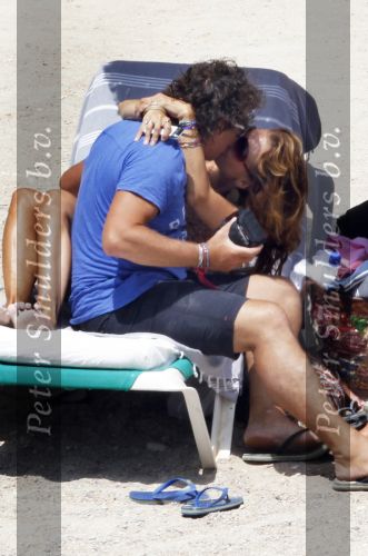 Ibiza 26 juli 2010
Marco Leontien Mary Luca Jada en Senna Borsato op vakantie op ibiza. Marco heeft daar een zodiac boot liggen waar hij veel mee gaat varen.
Peter Smulders bv