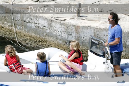 Ibiza 26 juli 2010
Marco Leontien Mary Luca Jada en Senna Borsato op vakantie op ibiza. Marco heeft daar een zodiac boot liggen waar hij veel mee gaat varen.
Peter Smulders bv