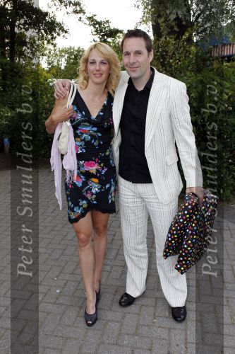Amstelveen 1 juli 2010
Xander de Buisonje en Sophie trouwen in hun tuin. Zoontje Sem v Dijk geeft de ringen. Henk en Marianne Timmer
Peter Smulders bv