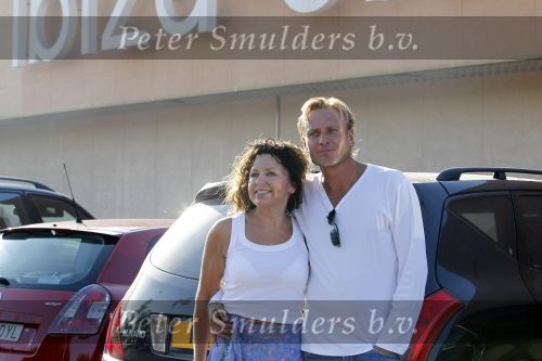 Ibiza 14 juli 2010
Maribelle en haar vriend Nicolaas halen Ilona van de gouden kooi op op het vliegveld van ibiza.
Peter Smulders bv