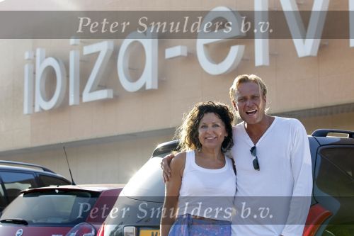 Ibiza 14 juli 2010
Maribelle en haar vriend Nicolaas halen Ilona van de gouden kooi op op het vliegveld van ibiza.
Peter Smulders bv