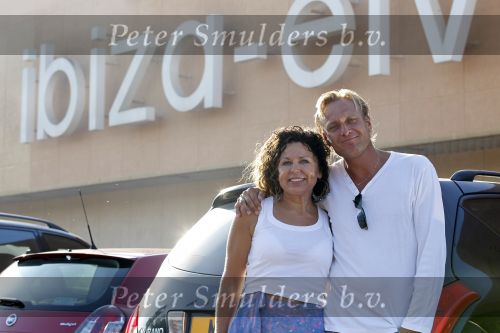 Ibiza 14 juli 2010
Maribelle en haar vriend Nicolaas halen Ilona van de gouden kooi op op het vliegveld van ibiza.
Peter Smulders bv