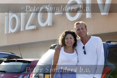 Ibiza 14 juli 2010
Maribelle en haar vriend Nicolaas halen Ilona van de gouden kooi op op het vliegveld van ibiza.
Peter Smulders bv