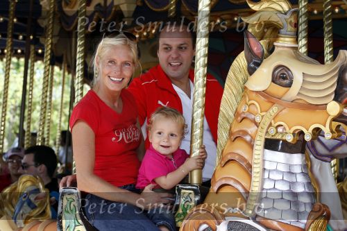 Parijs 31 augustus 2010
Frans Bauer met Mariska en zijn zoon Vhristiaan Frans Jan en Lucas in disneyland. Ook de moeder van Mariska en haar man zijn erbij.
Peter Smulders bv