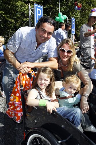 Amsterdam 5 september 2010
Bakfietsenrace georganiseerd door Viva Mama in het vondelpark. Mark Diks met vrouw en kinderen
Peter Smulders bv