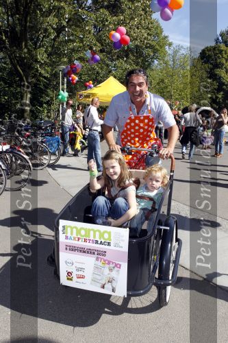 Amsterdam 5 september 2010
Bakfietsenrace georganiseerd door Viva Mama in het vondelpark. Mark Diks met vrouw en kinderen
Peter Smulders bv