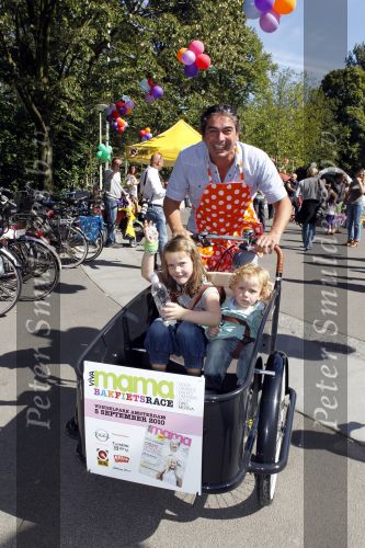 Amsterdam 5 september 2010
Bakfietsenrace georganiseerd door Viva Mama in het vondelpark. Mark Diks met vrouw en kinderen
Peter Smulders bv