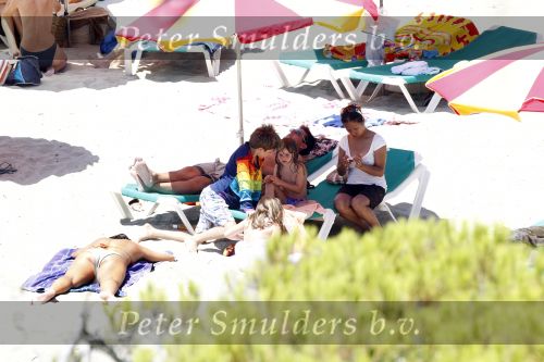 Ibiza 31 juli 2010
Martijn en Amanda Krabbe met hun kinderen en aupair op vakantie op ibiza.
Peter Smulders bv