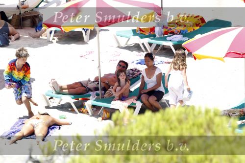 Ibiza 31 juli 2010
Martijn en Amanda Krabbe met hun kinderen en aupair op vakantie op ibiza.
Peter Smulders bv
