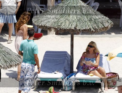 Ibiza 26 juli 2010
Marco Leontien Mary Luca Jada en Senna Borsato op vakantie op ibiza. Marco heeft daar een zodiac boot liggen waar hij veel mee gaat varen.
Peter Smulders bv
