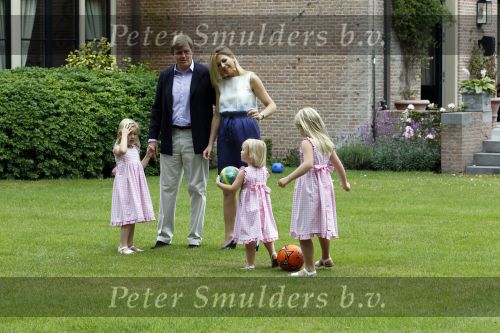 Wassernaar 5 juni 2010
Fotouurtje met Prinses Maxima Amalia Alexia Ariane en Prins Willem Alexander in de tuin van hun huis op de Horsten.
Peter Smulders bv