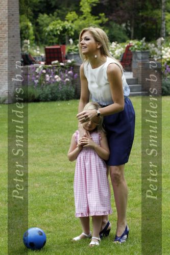 Wassernaar 5 juni 2010
Fotouurtje met Prinses Maxima Amalia Alexia Ariane en Prins Willem Alexander in de tuin van hun huis op de Horsten.
Peter Smulders bv